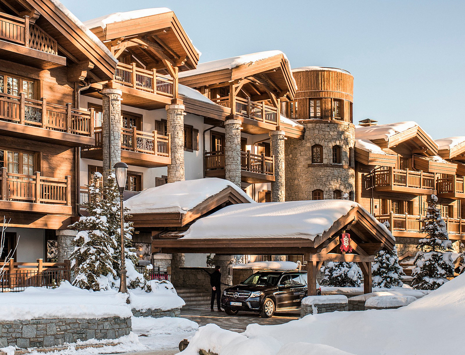 L’Apogée Courchevel, backstory
