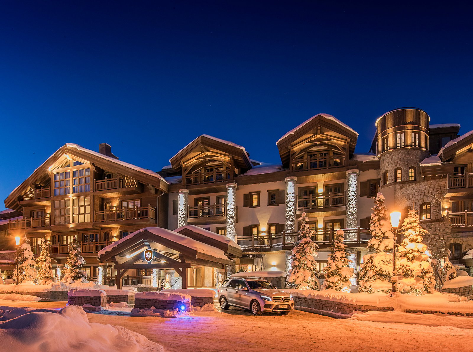 L’Apogée Courchevel, backstory