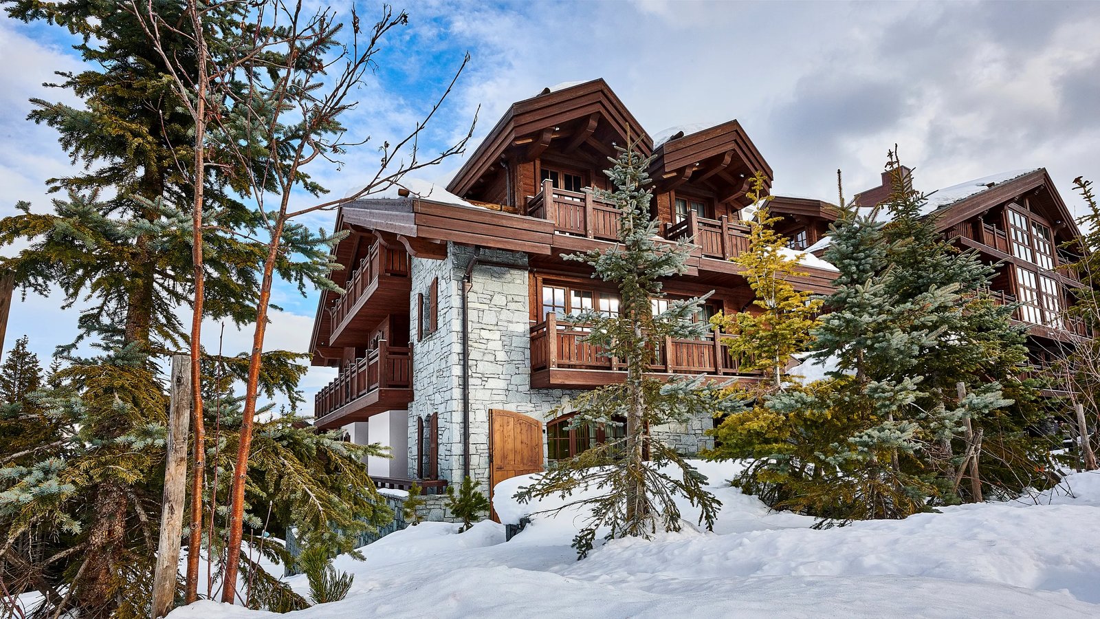 L’Apogée Courchevel, backstory