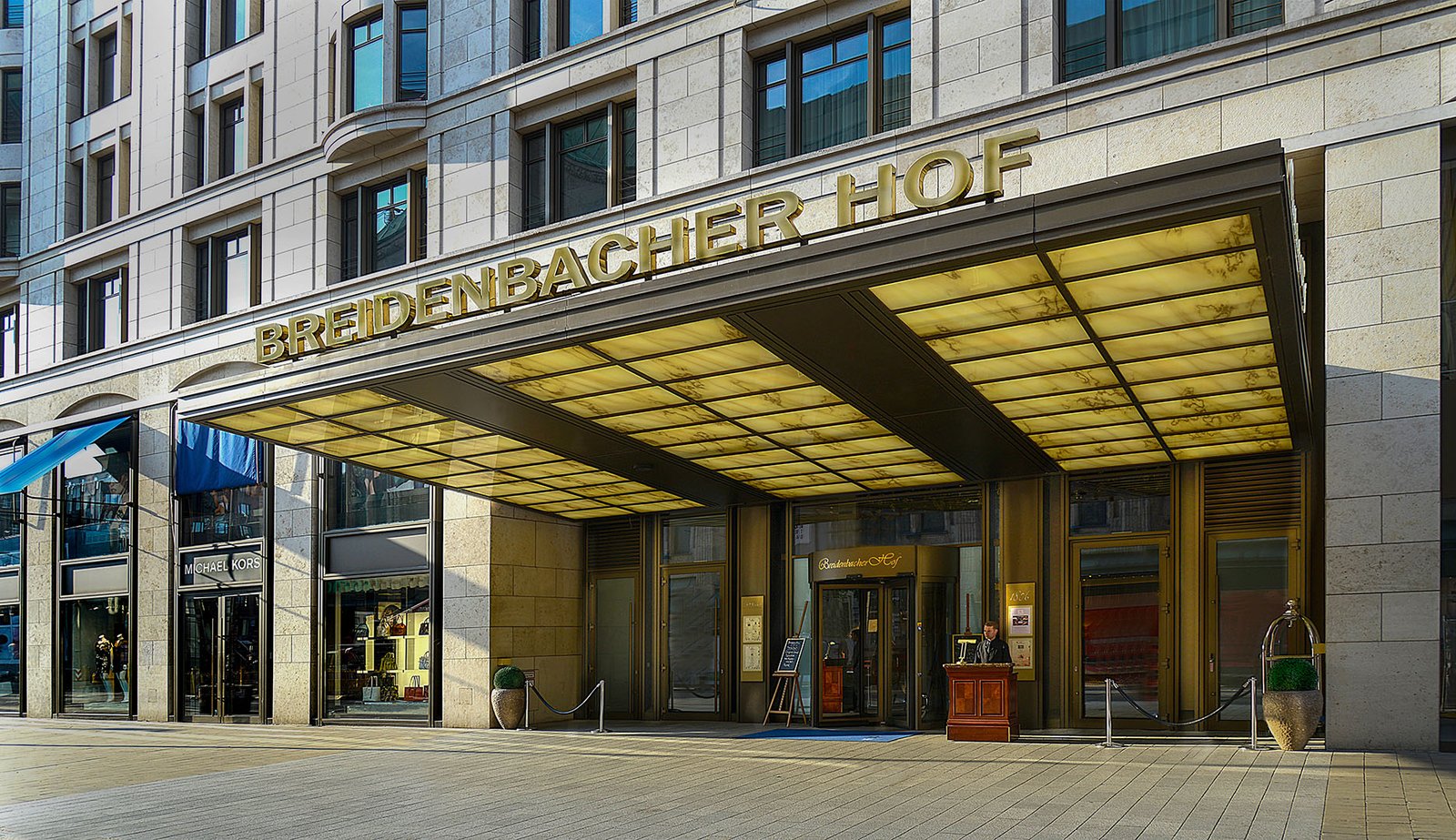 Breidenbacher Hof Düsseldorf, backstory