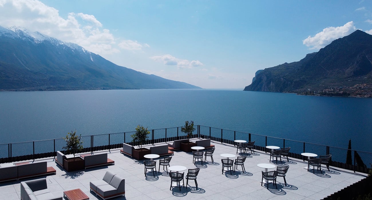 EALA - My lakeside dream, at the table
