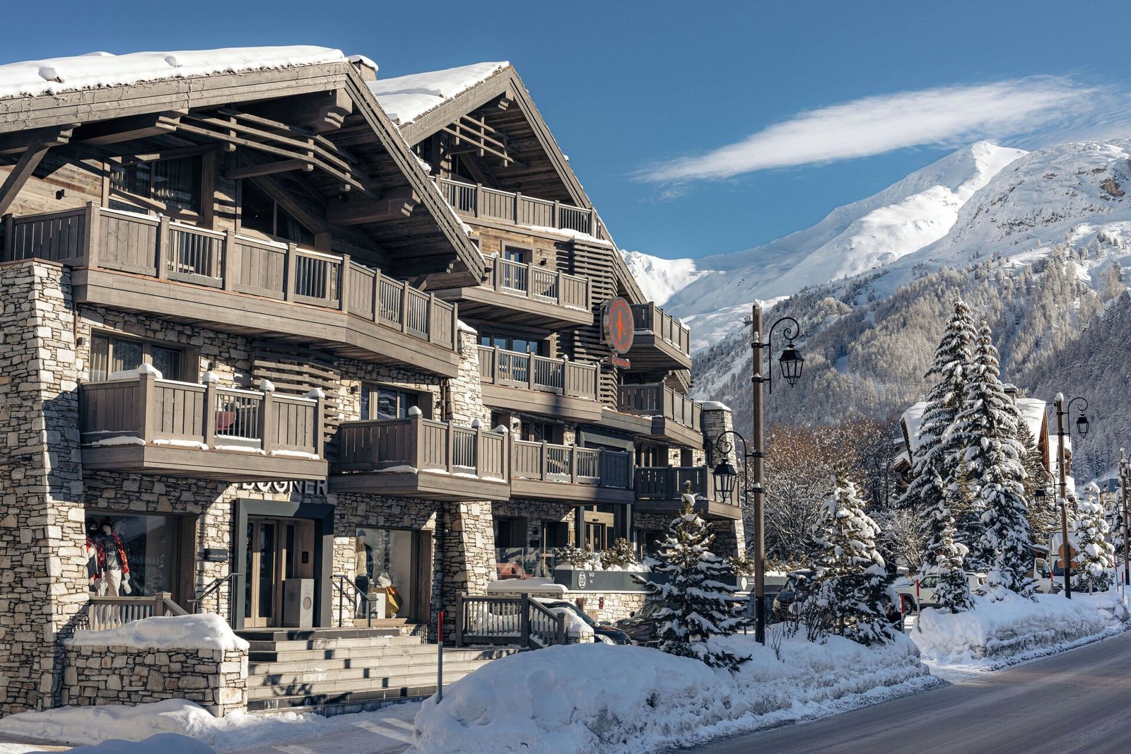 Hôtel Le K2 Chogori, backstory