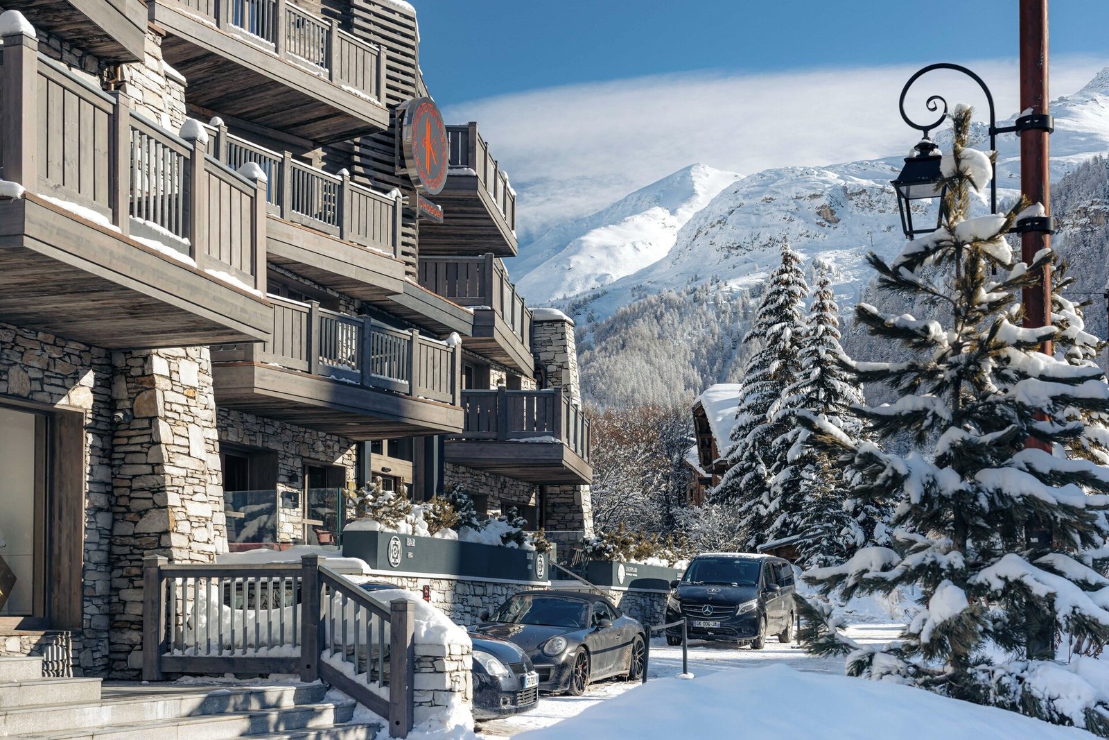 Hôtel Le K2 Chogori, backstory