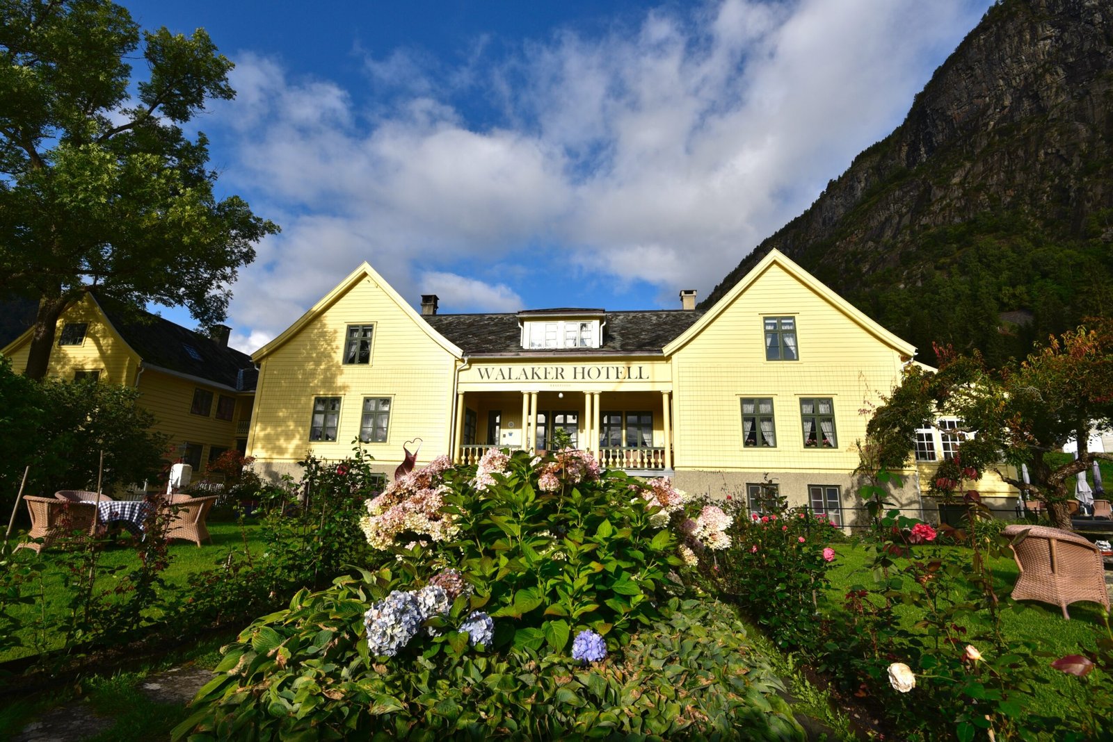 Walaker Hotell, backstory