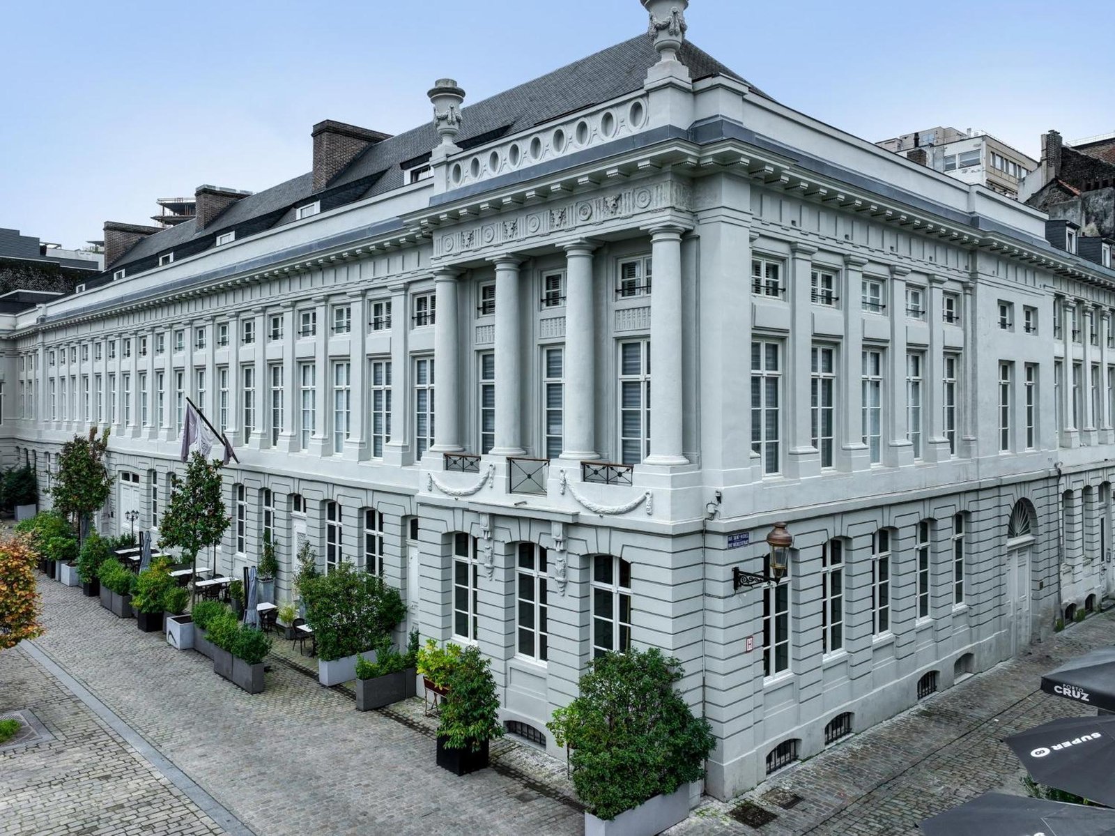 Juliana Hotel Brussels, backstory