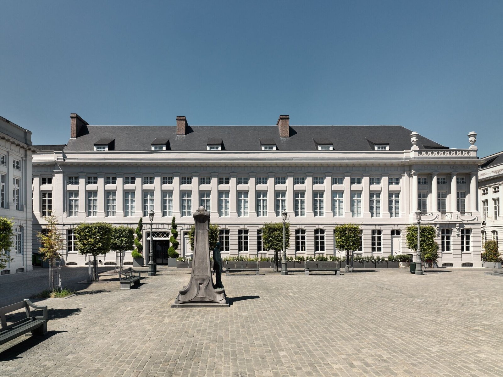 Juliana Hotel Brussels, backstory