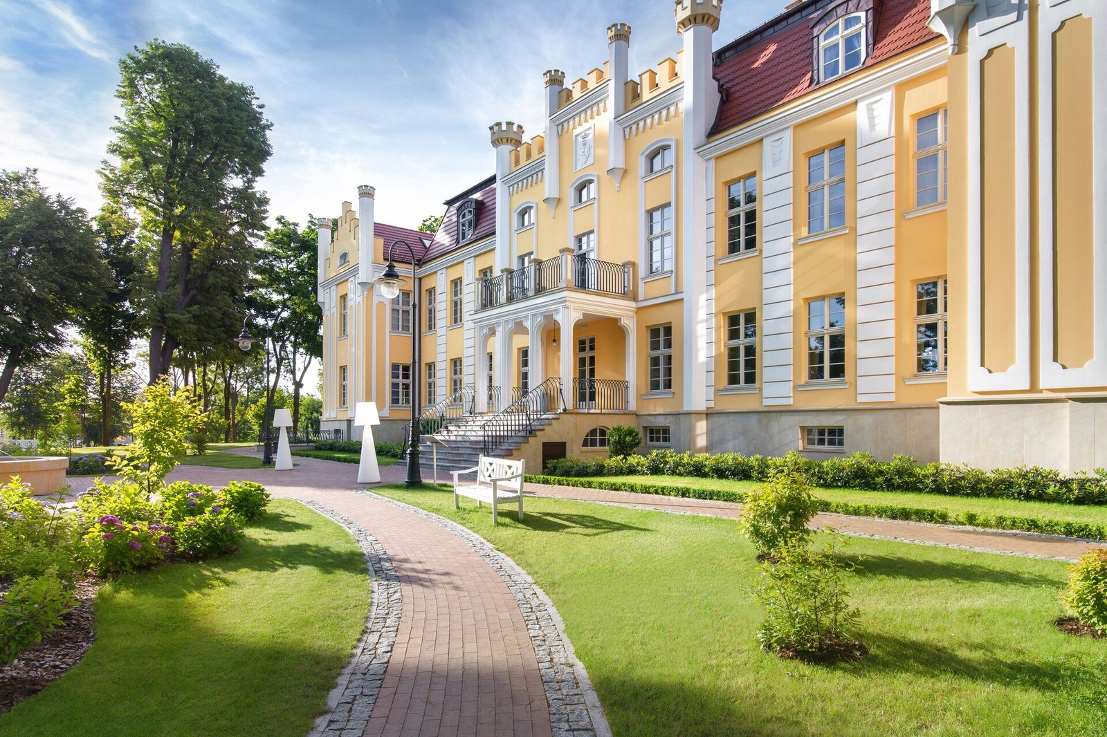 Hotel Quadrille Relais & Châteaux, backstory