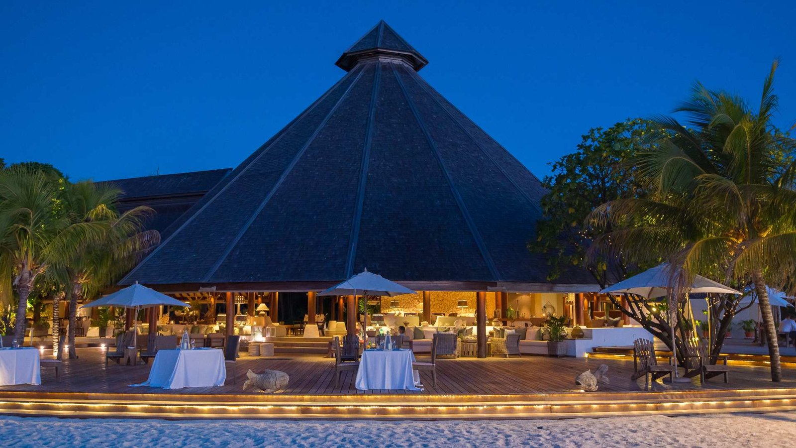 Denis Private Island, eat & drink