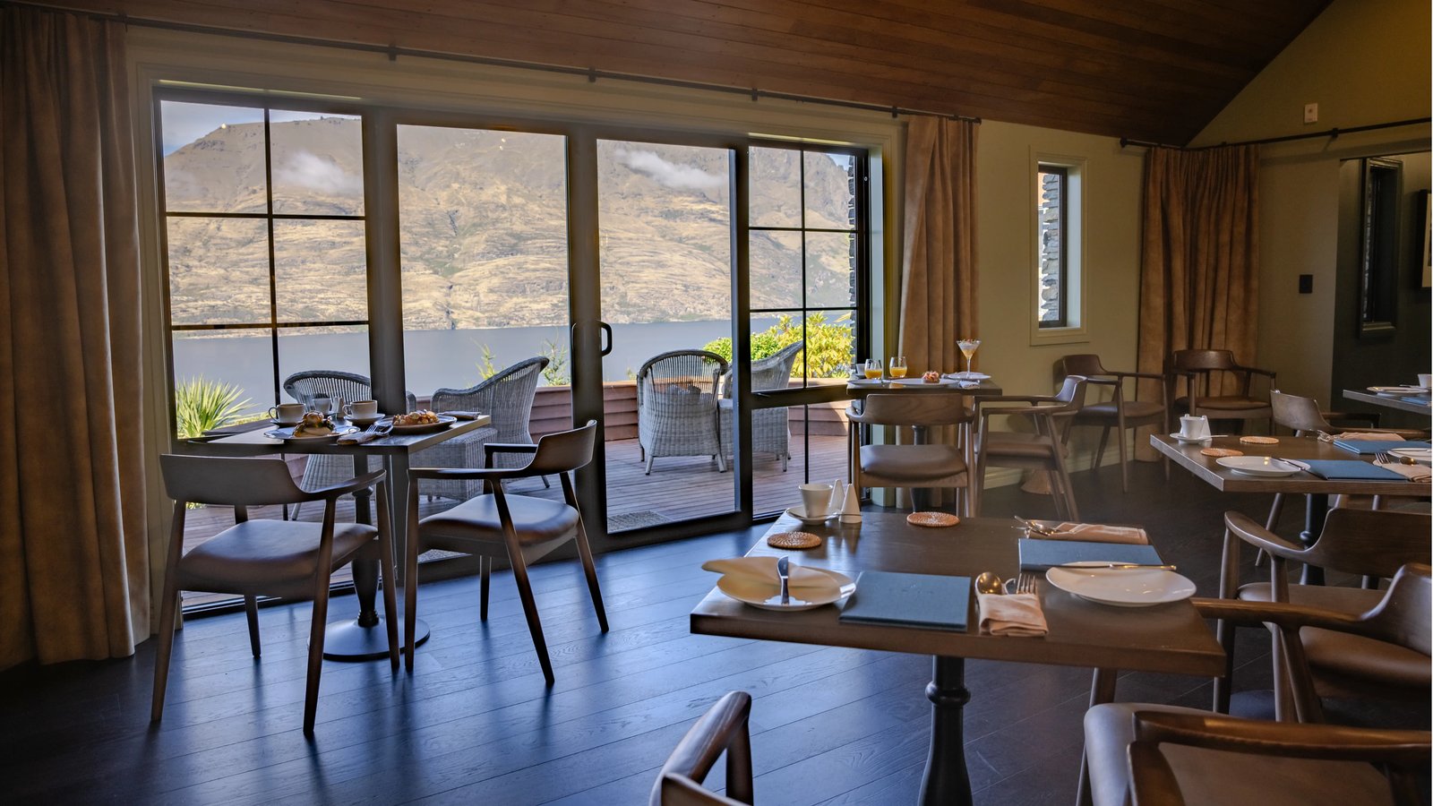 Azur Lodge, at the table