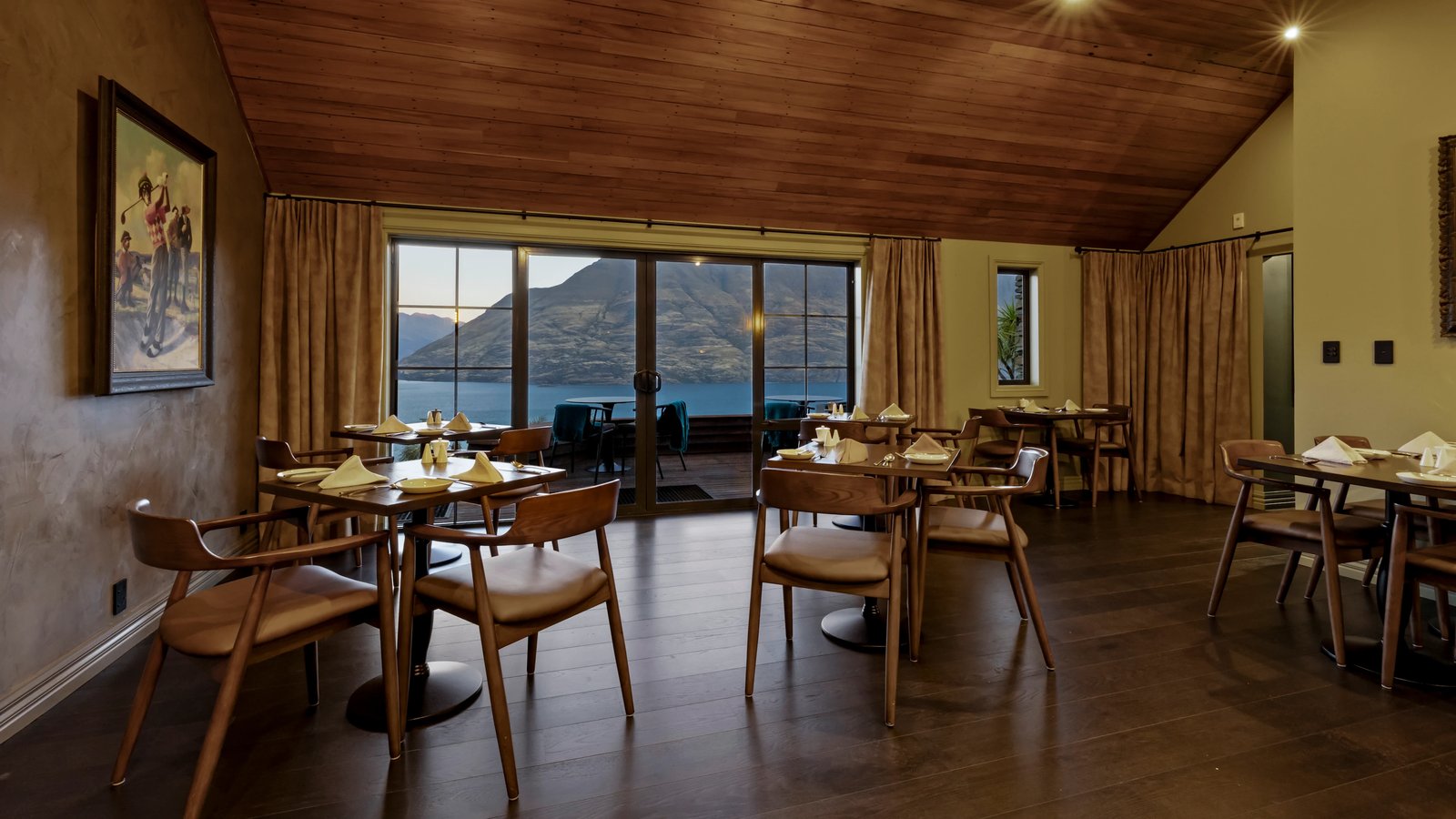 Azur Lodge, at the table