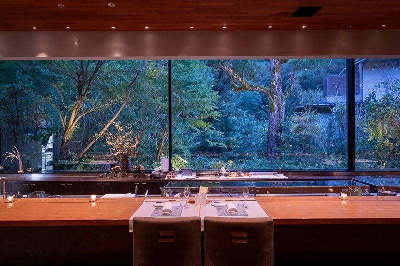 Arcana Izu, at the table
