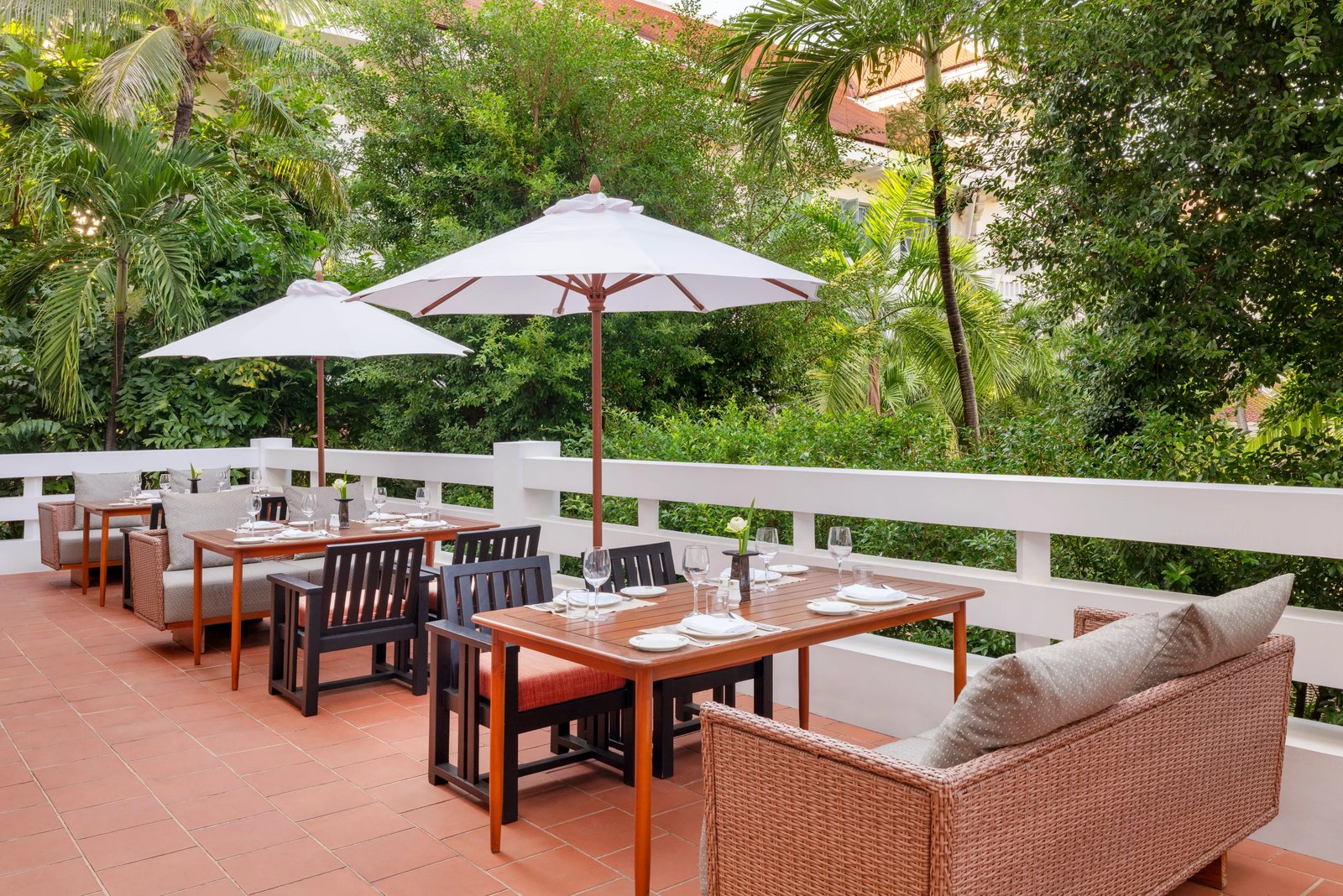 Raffles Grand Hotel d'Angkor, eat & drink