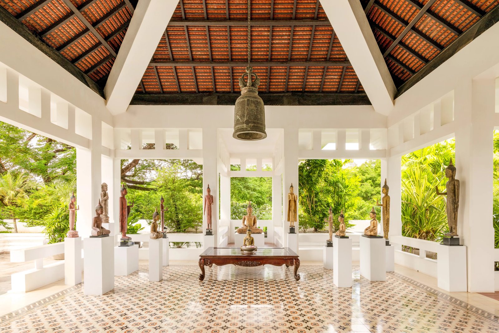 Raffles Grand Hotel d'Angkor, vibe