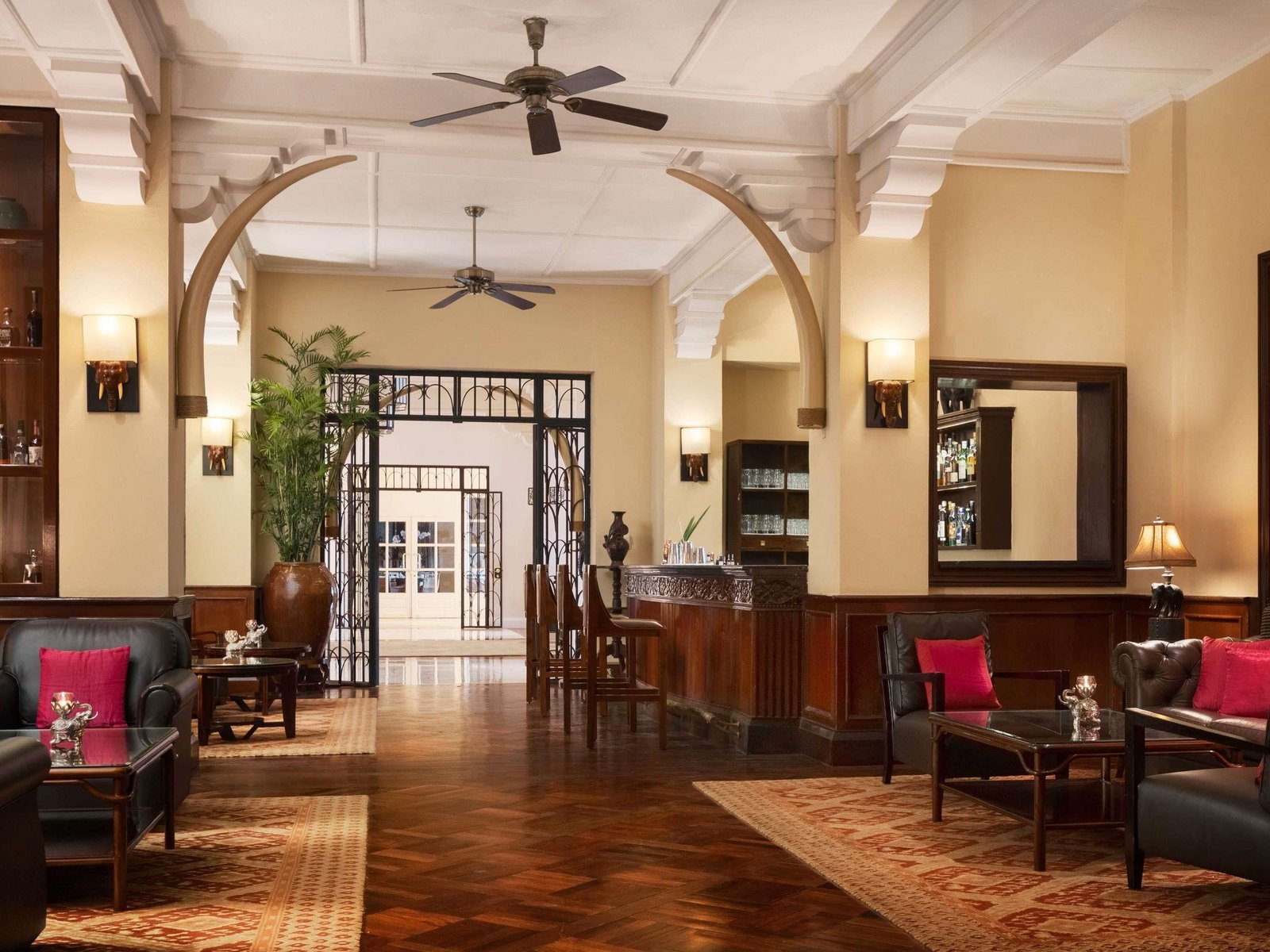 Raffles Grand Hotel d'Angkor, eat & drink