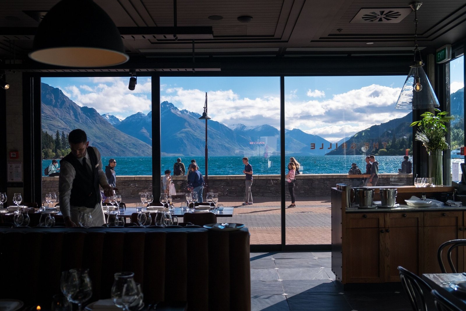 Eichardt's Private Hotel, at the table