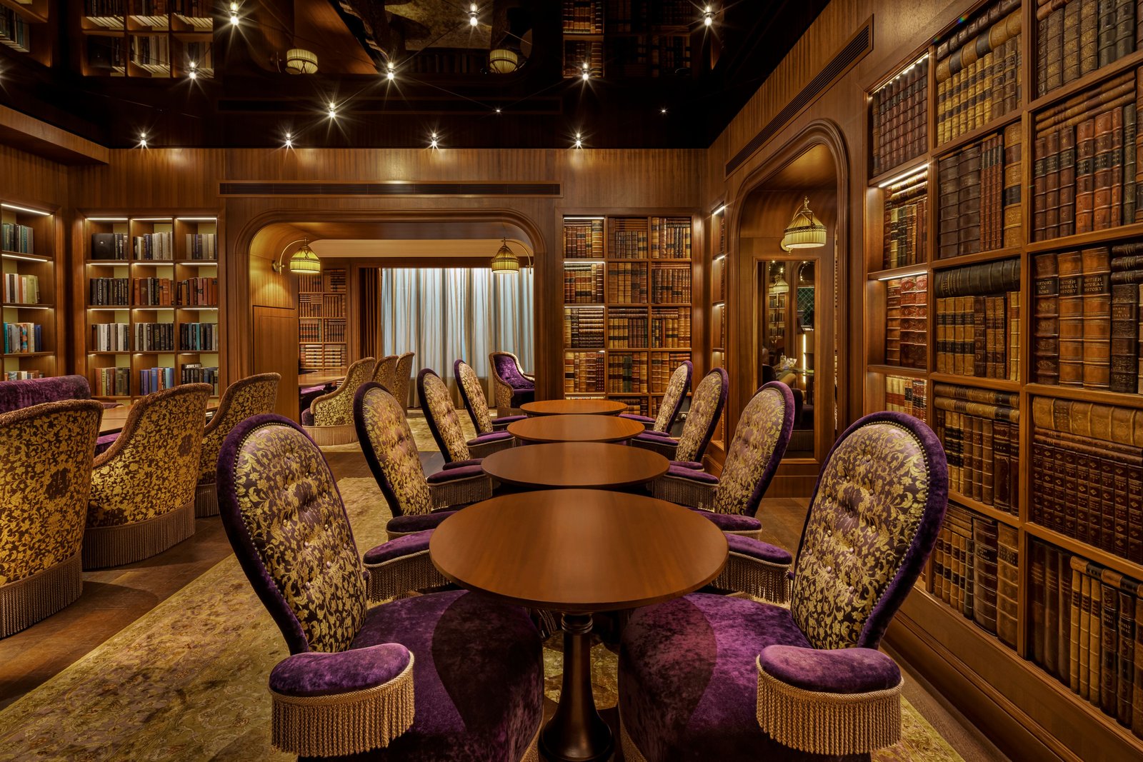 Maxwell Reserve Autograph Collection, at the table