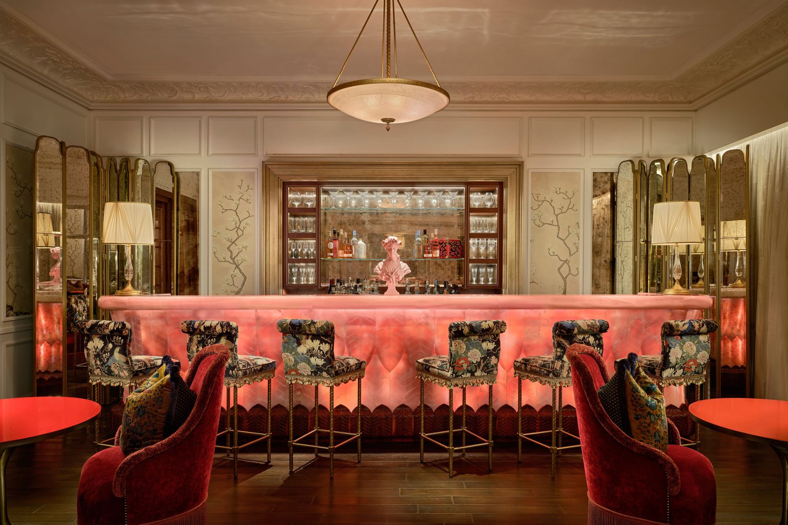 Maxwell Reserve Autograph Collection, at the table