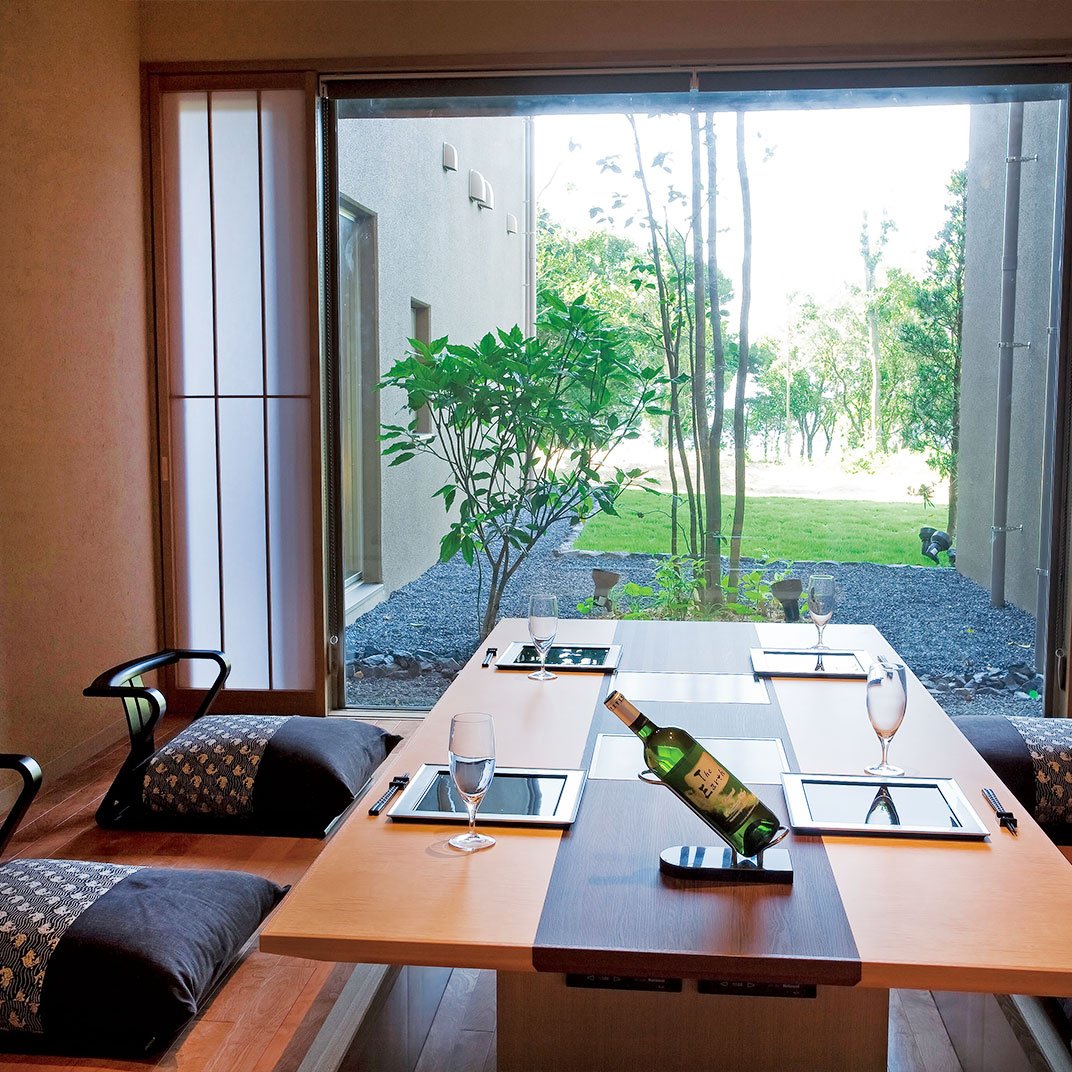 Oyado・The Earth, at the table