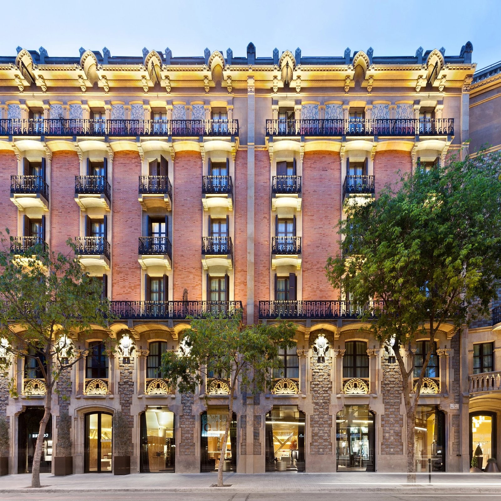 Monument Hotel, backstory