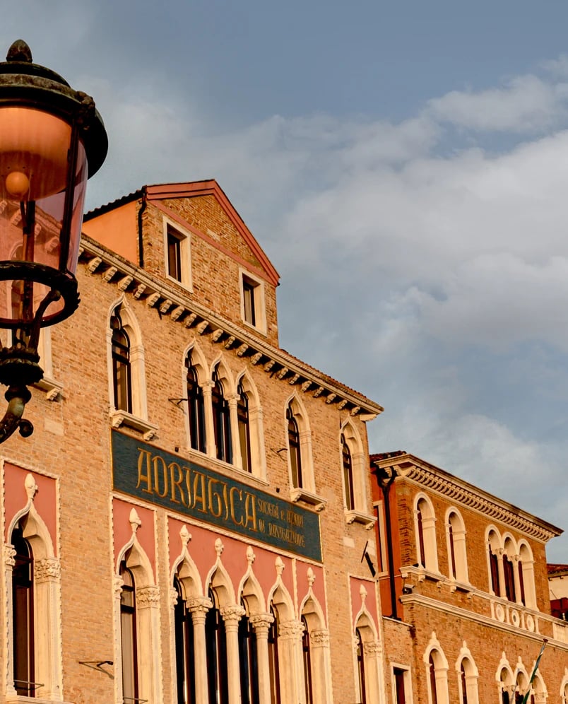 Il Palazzo Experimental, backstory