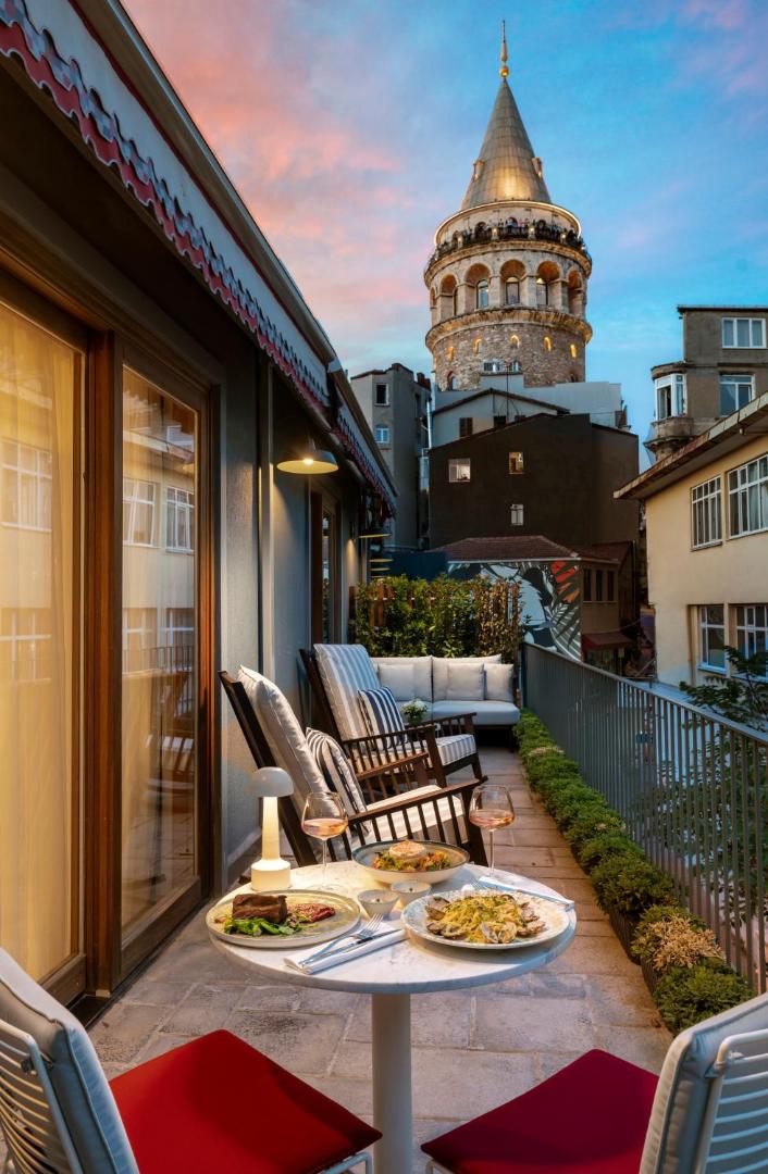 Ecole St. Pierre Hotel, vibe