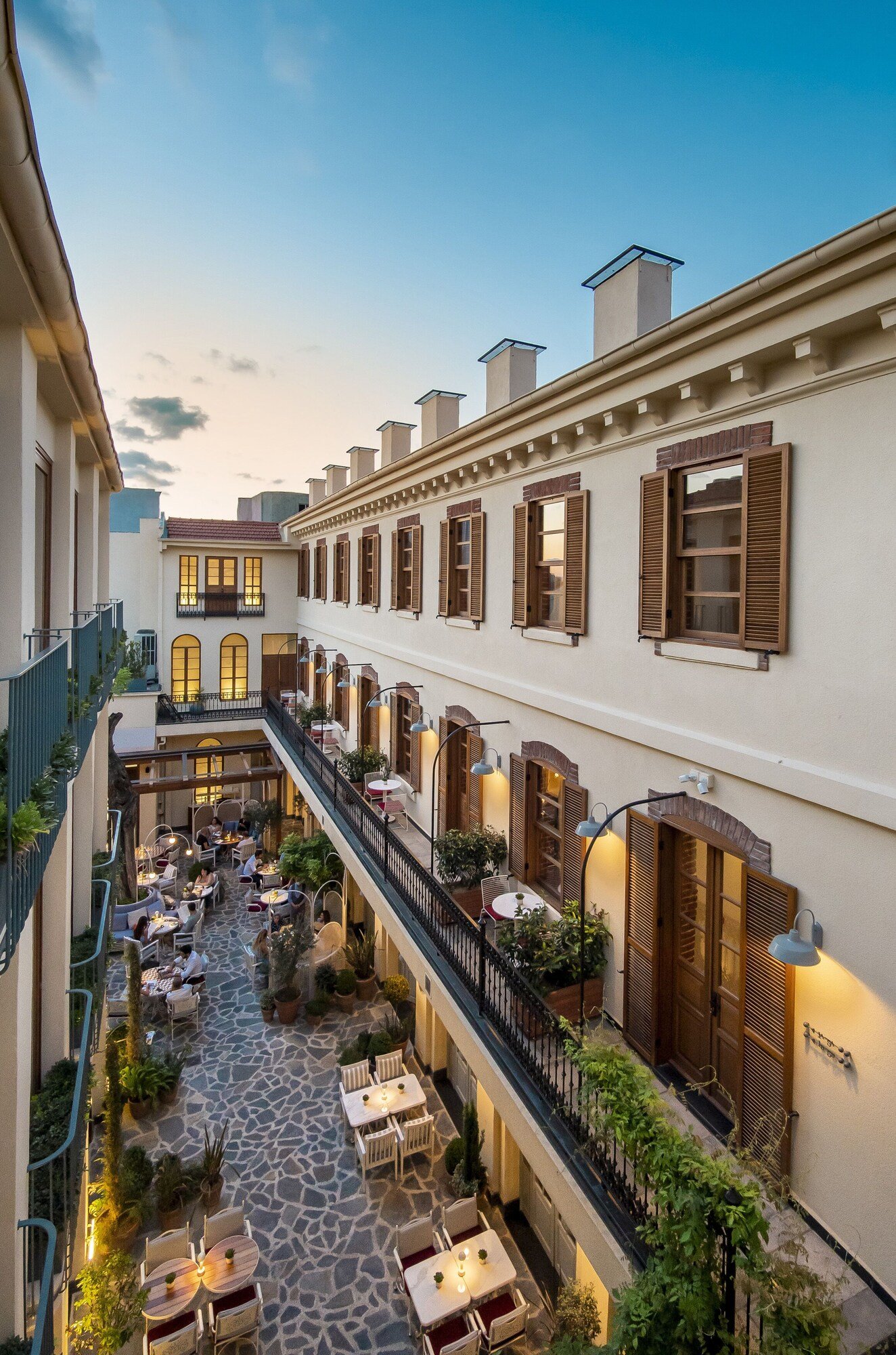 Ecole St. Pierre Hotel, vibe