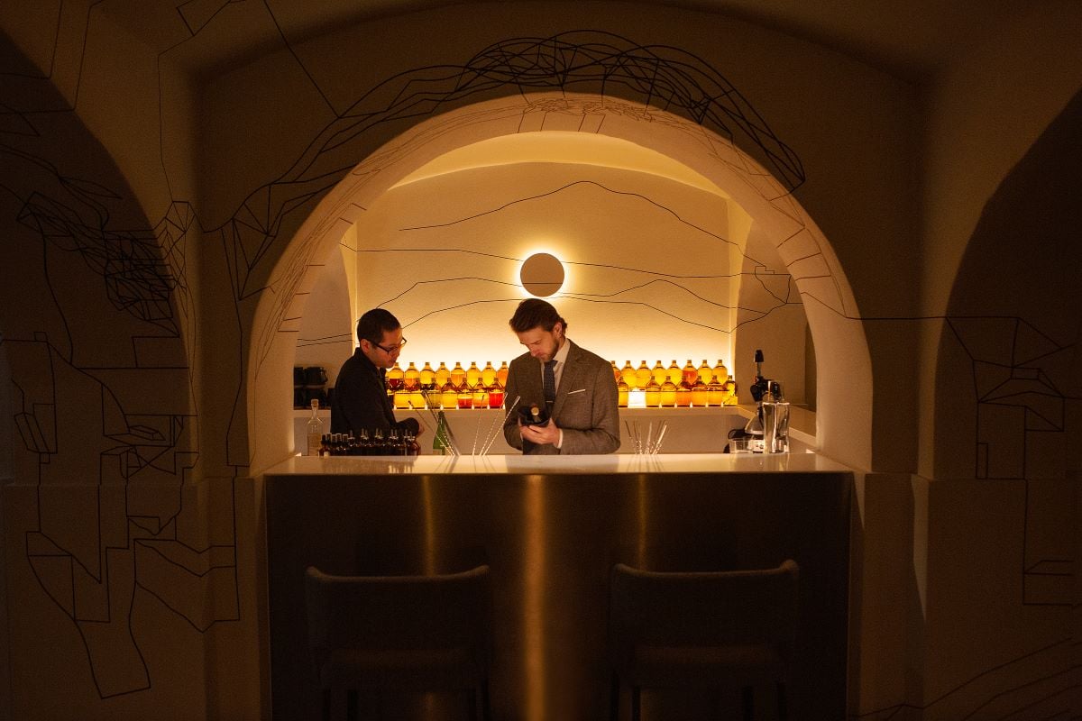 Wilmina Hotel, at the table