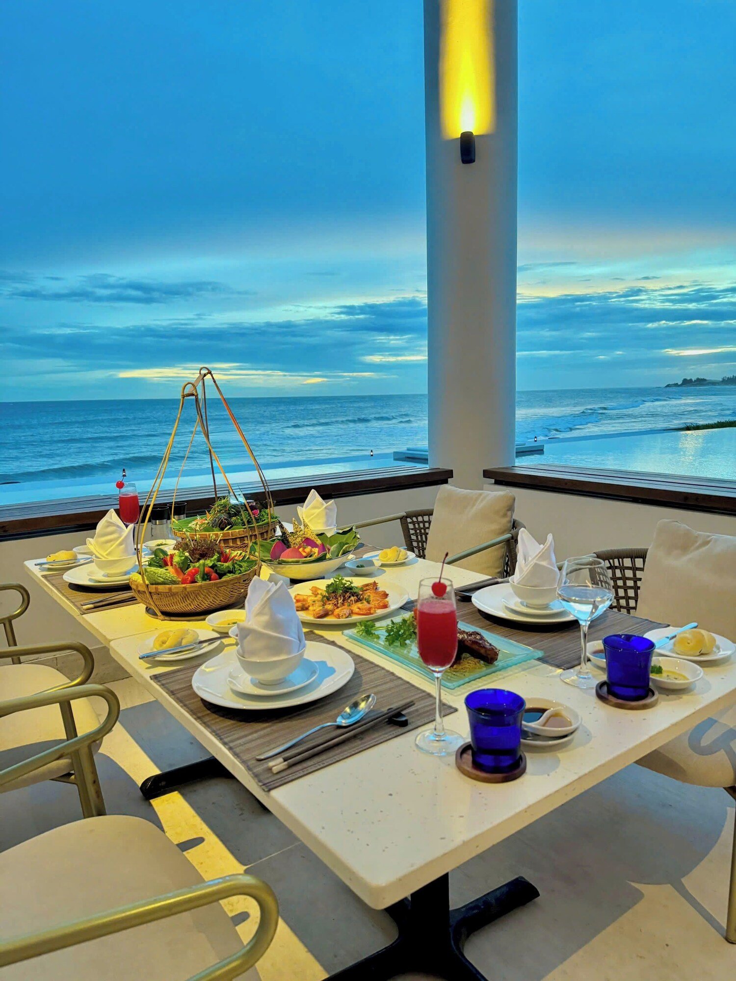 Azerai Ke Ga Bay, at the table