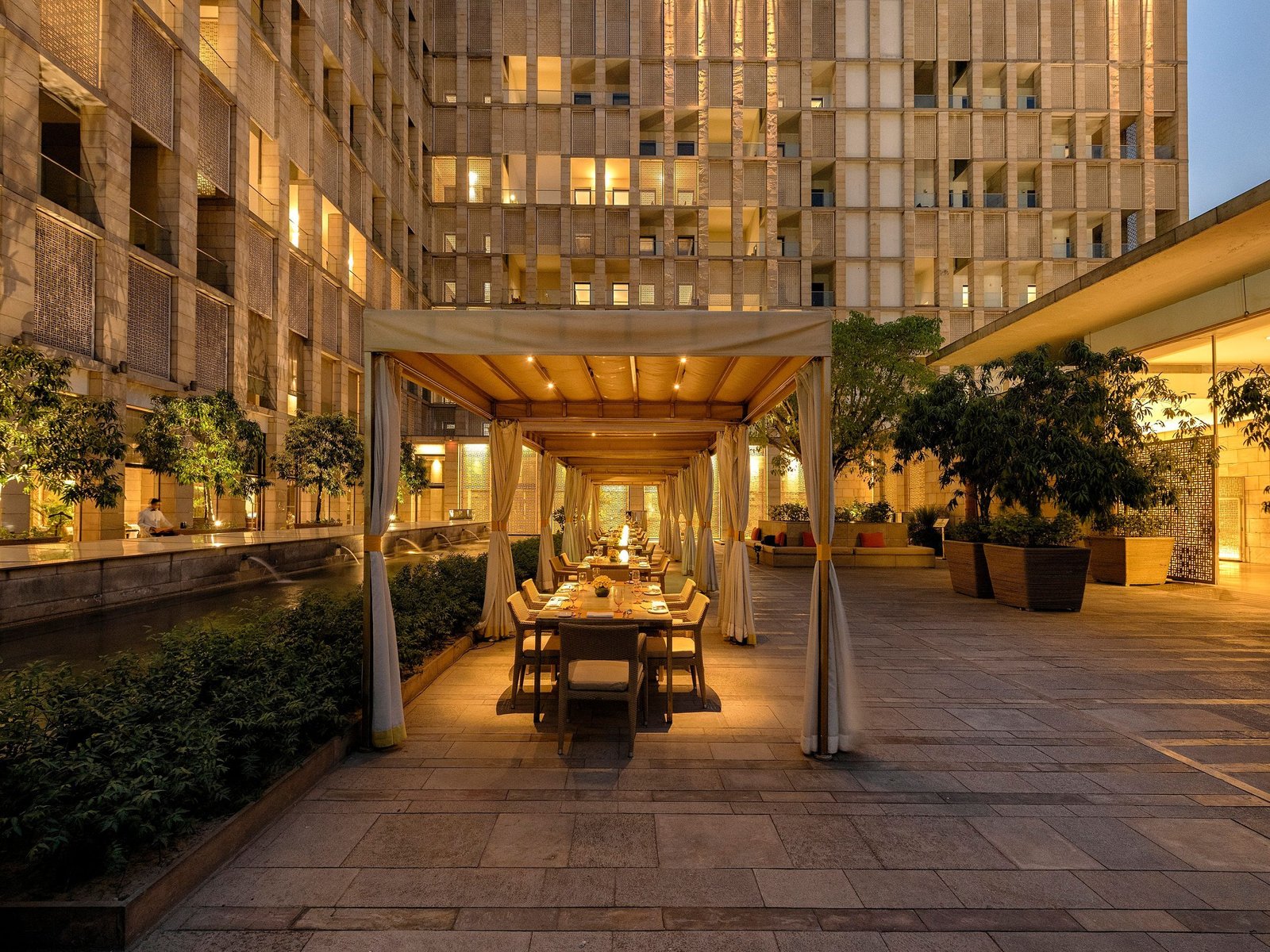 The Lodhi, vibe