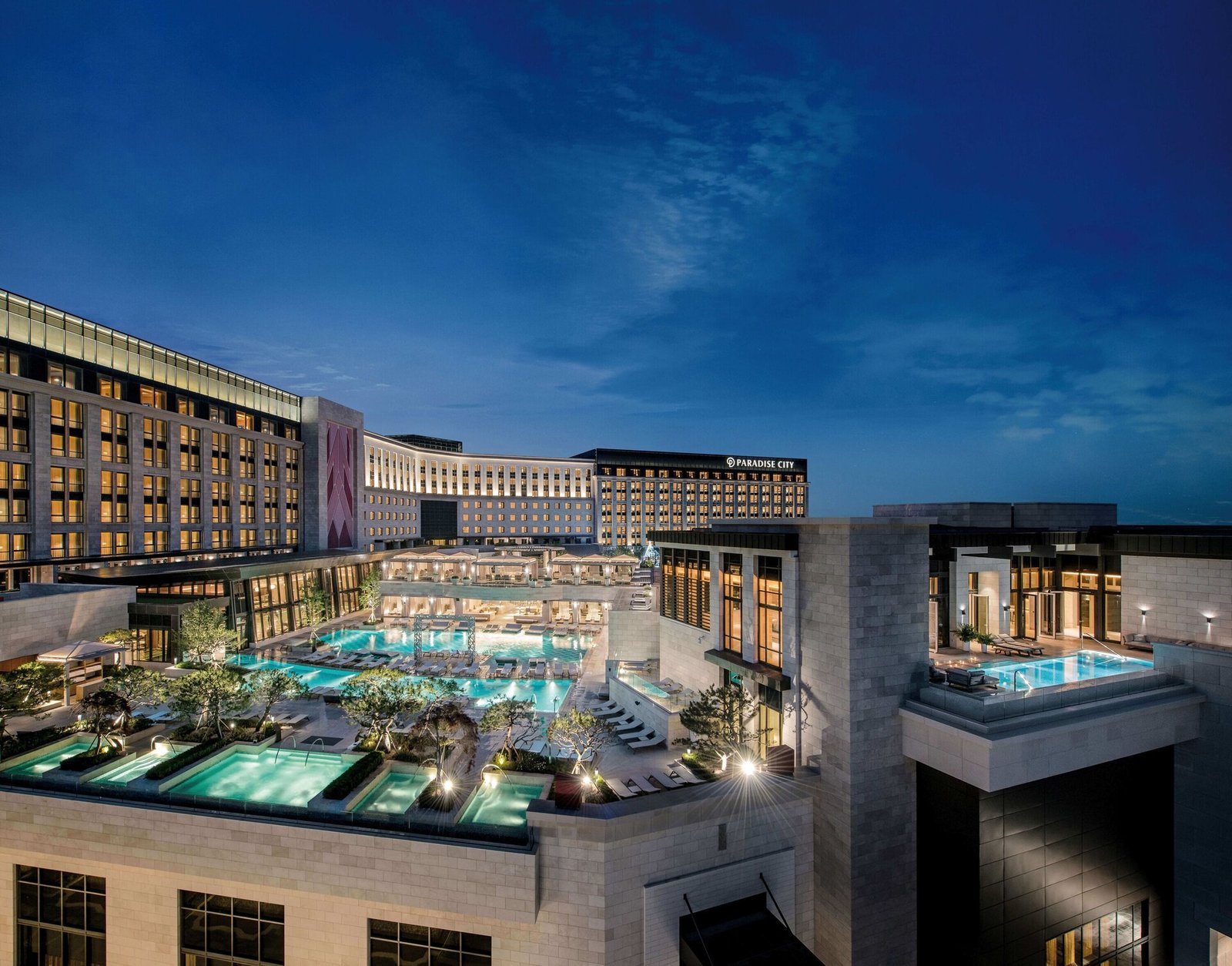 Paradise City, the pool