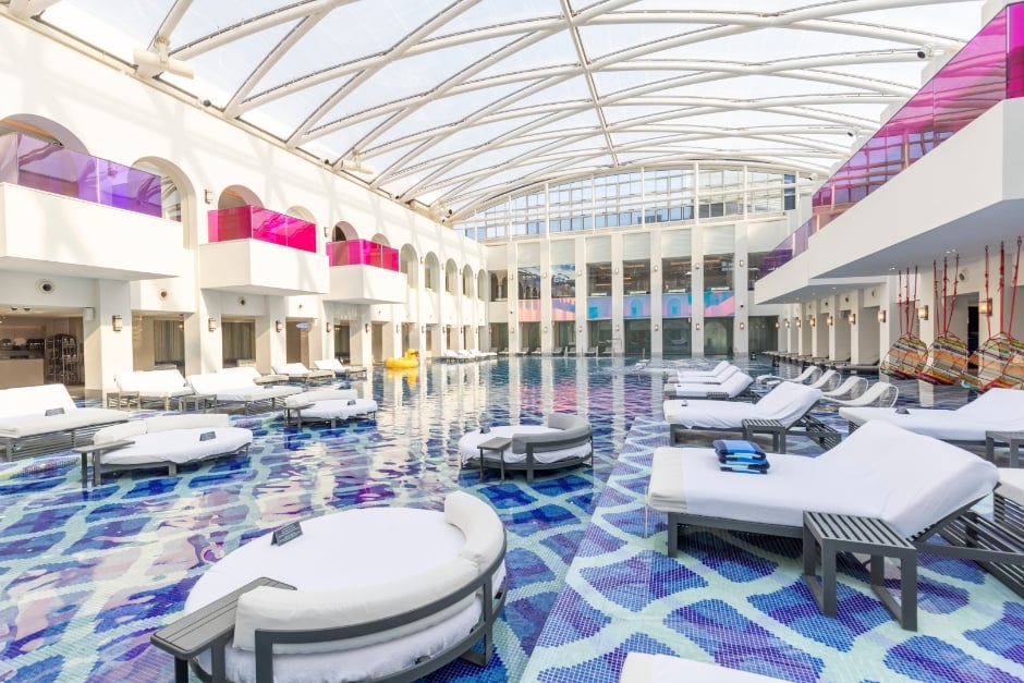 Paradise City, the pool