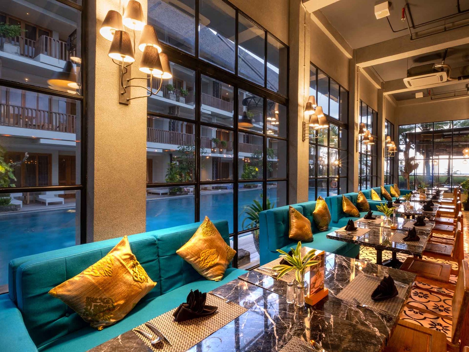Swarga Suites Bali Berawa, ketumbar bistro & bar