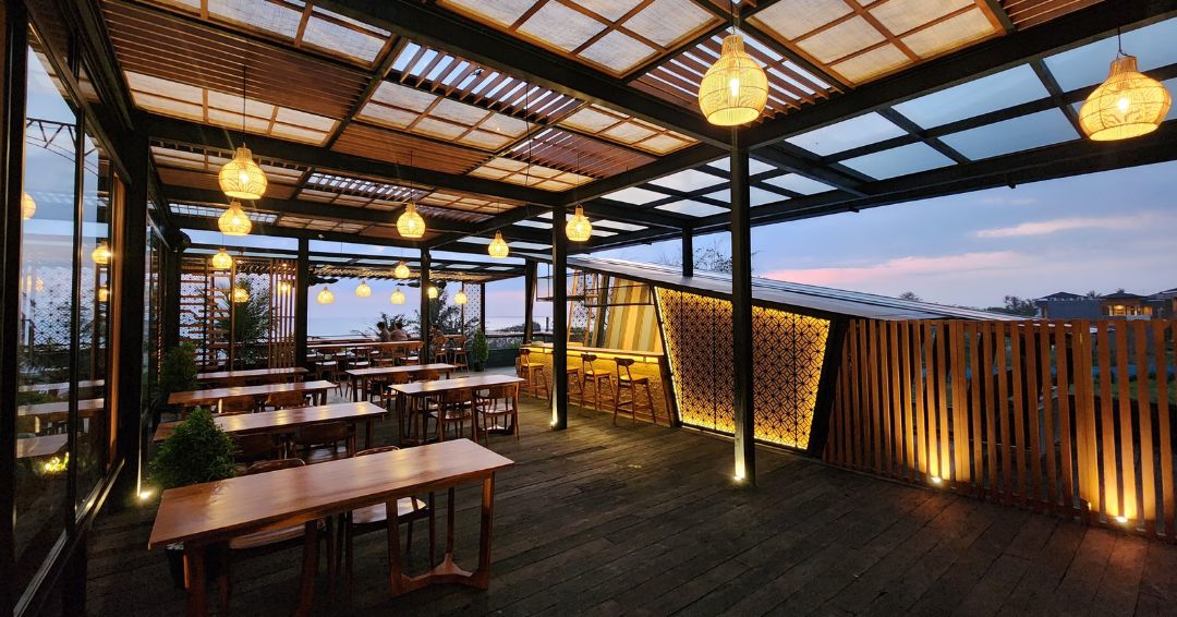Swarga Suites Bali Berawa, moon rooftop light bar