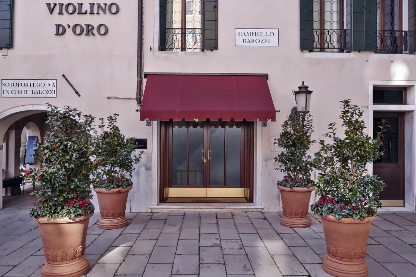 Hotel Violino D'Oro, backstory