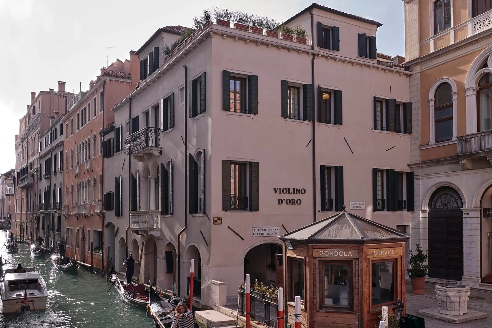 Hotel Violino D'Oro, backstory