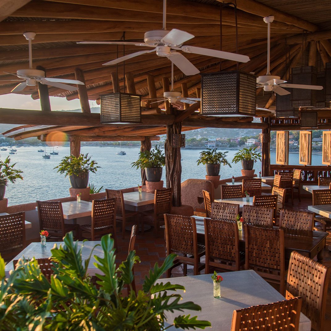 La Casa Que Canta, mar y cielo restaurant