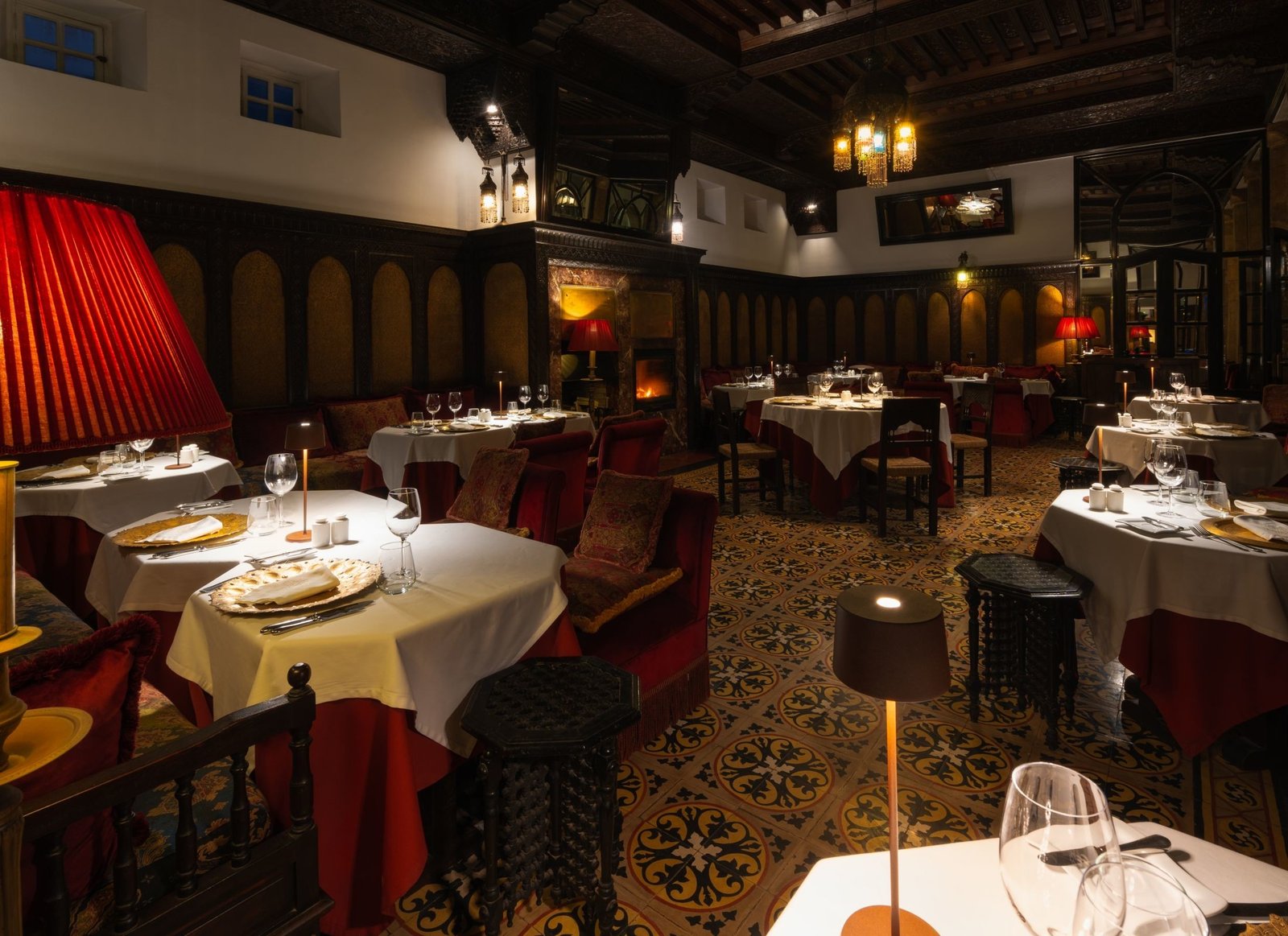Heure Bleue Palais : Hôtel & Restaurant, at the table