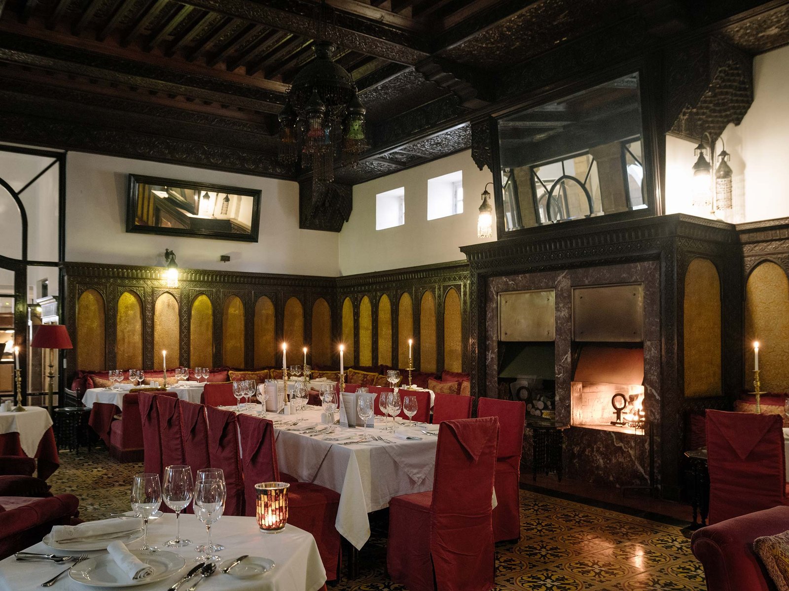 Heure Bleue Palais : Hôtel & Restaurant, at the table