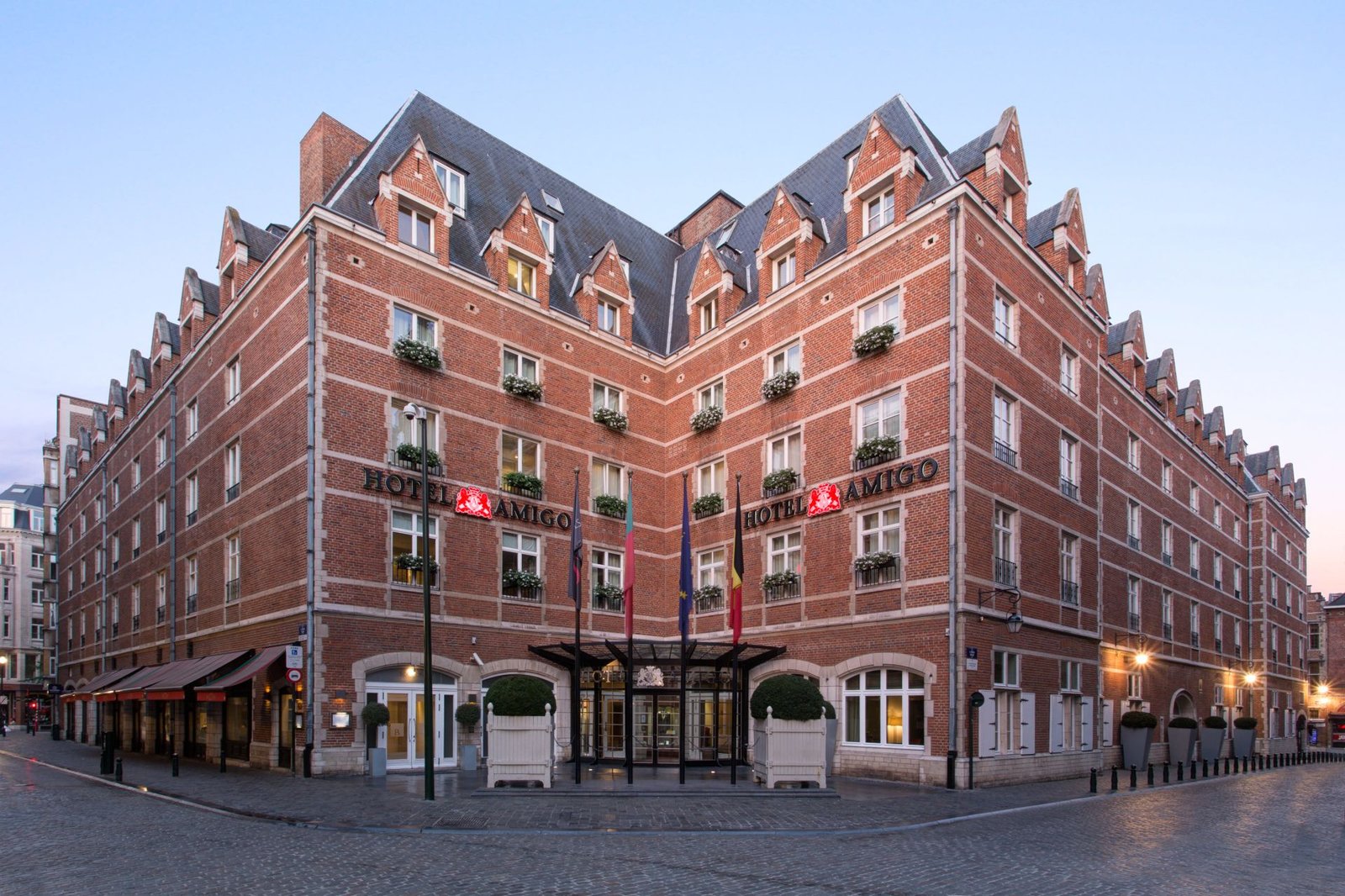 Hotel Amigo, backstory