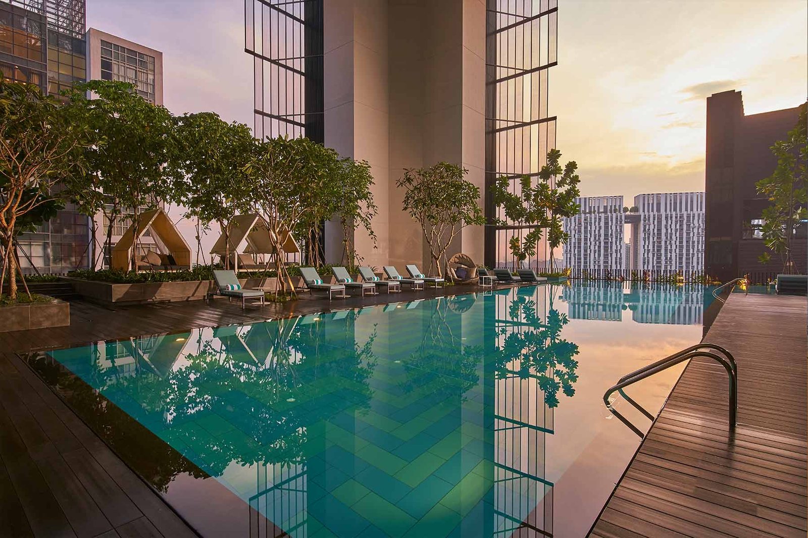 Oasia Hotel Downtown — vibe