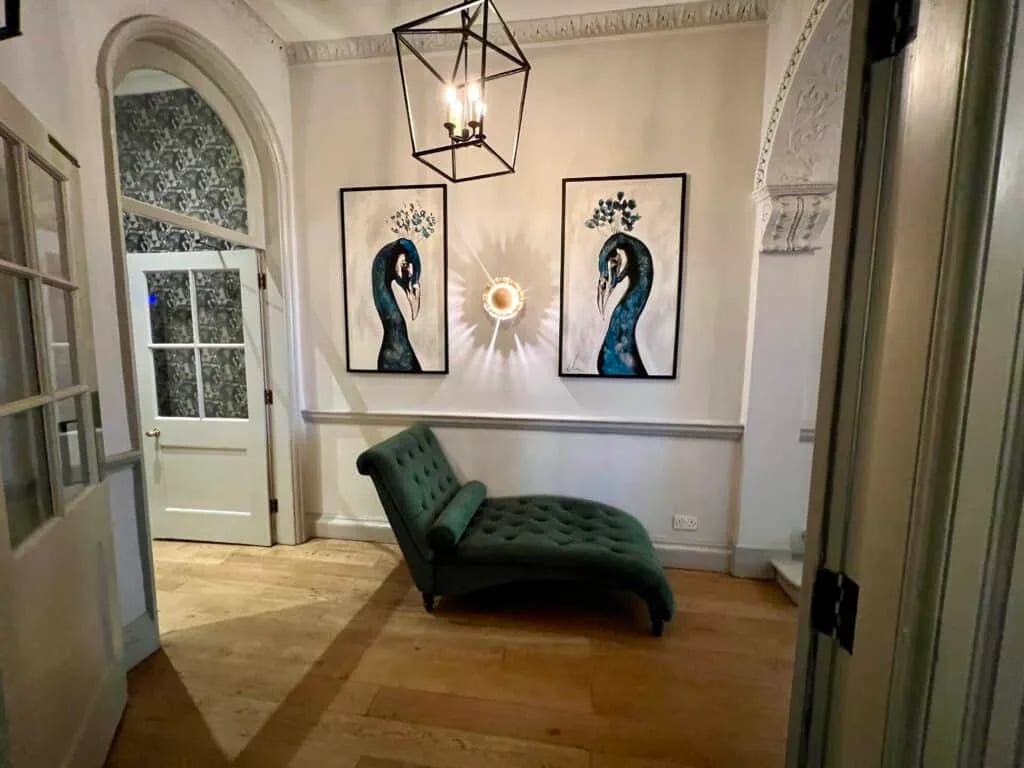 The Queensberry Hotel, vibe