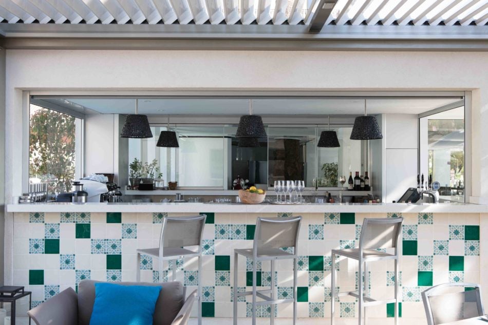 Hotel Royal-Riviera, at the table