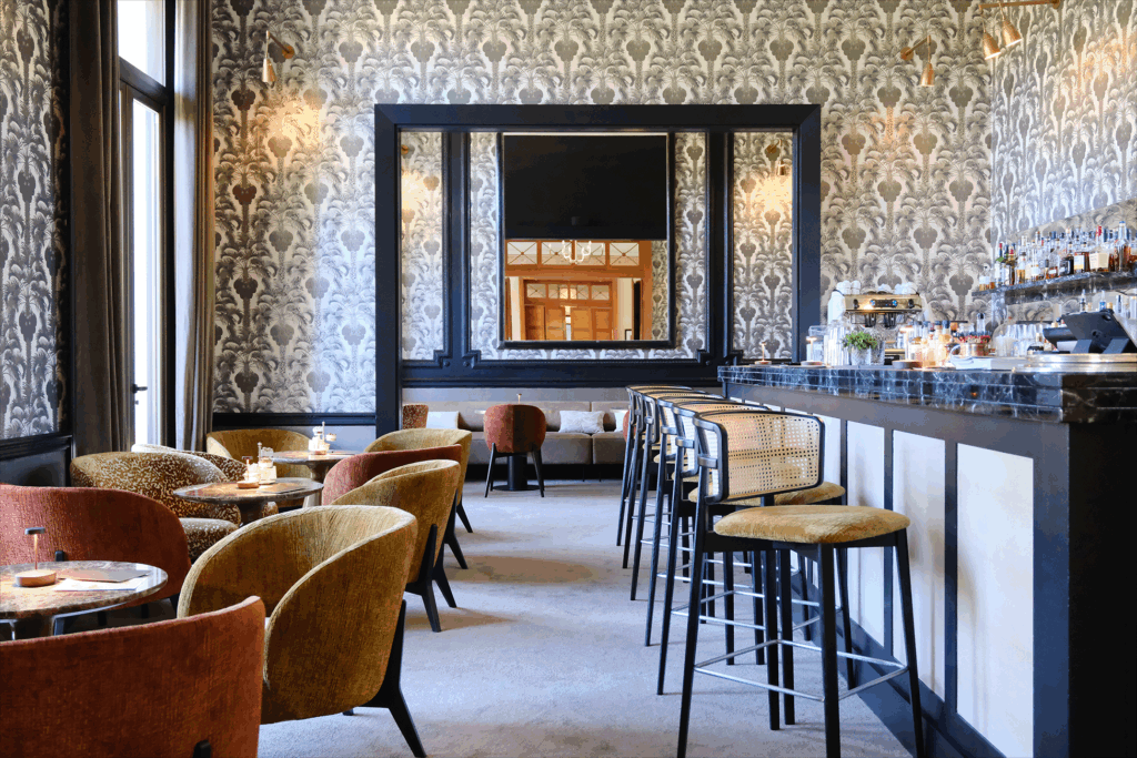Hotel Royal-Riviera, at the table