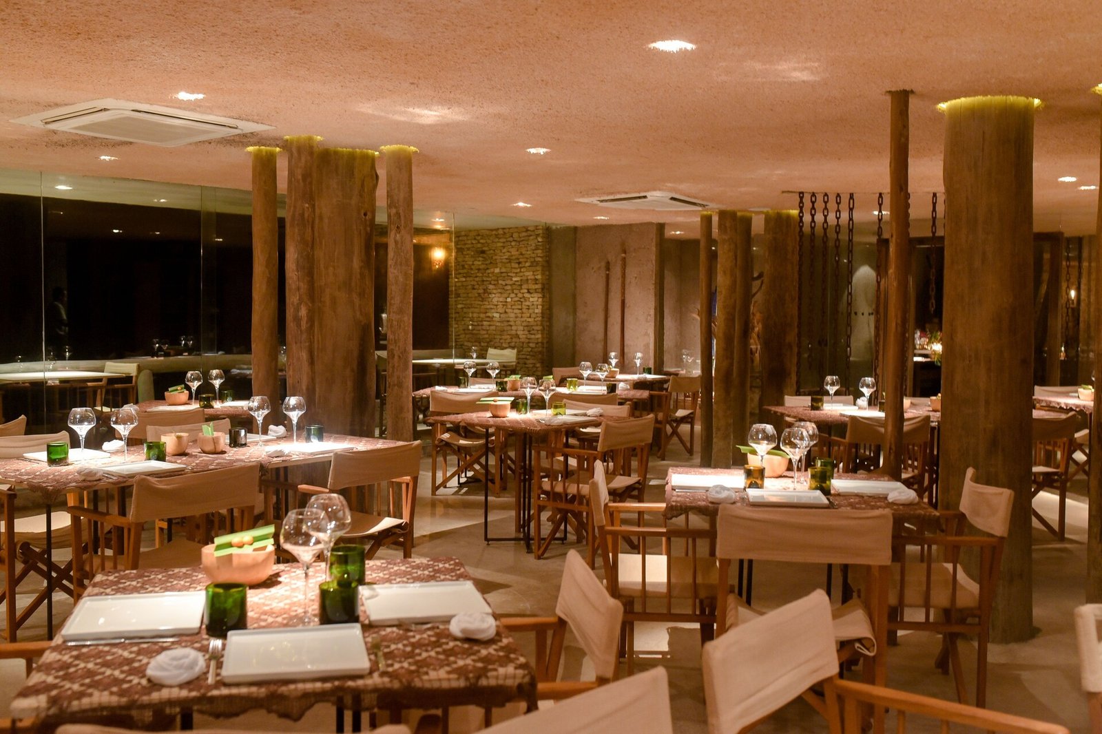 Kenoa Resort, kaamo restaurant