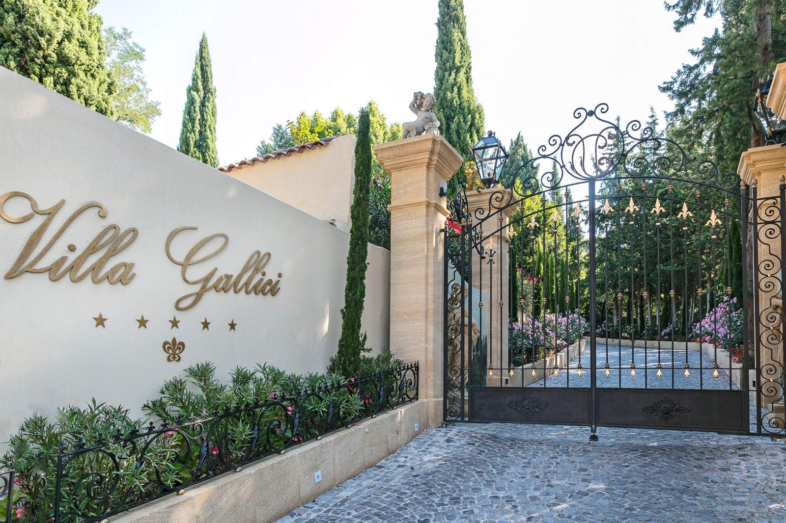 Villa Gallici, backstory