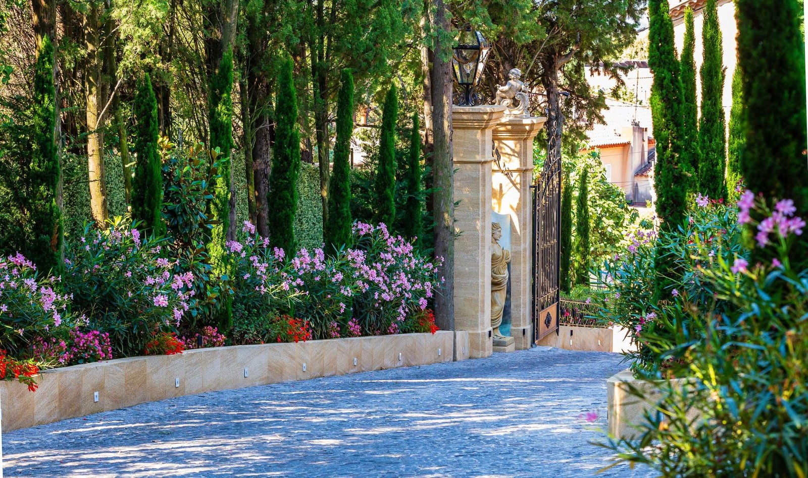 Villa Gallici, backstory