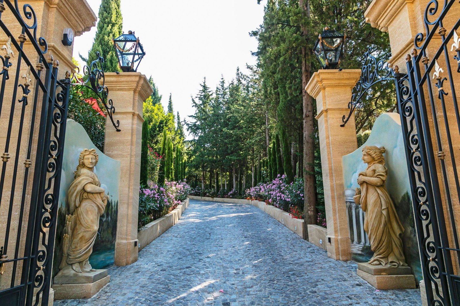 Villa Gallici, backstory