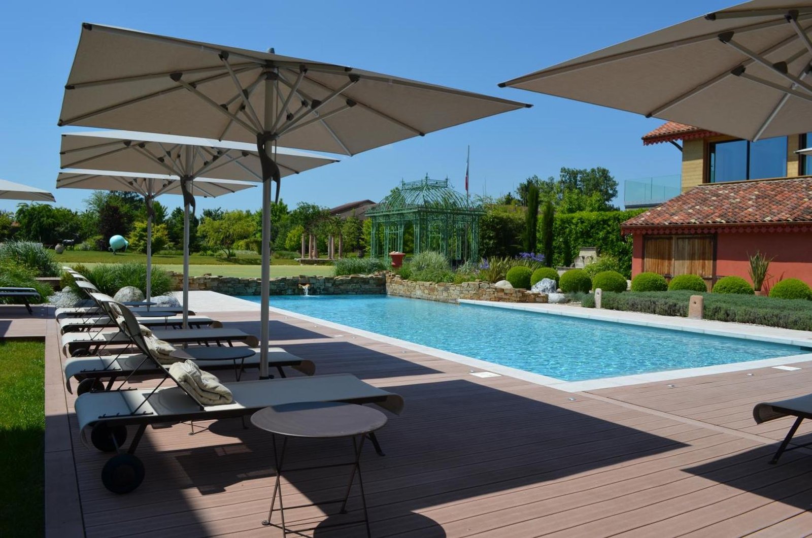Hotel Georges Blanc · Relais & Châteaux 5 étoiles · Parc & Spa, the pool