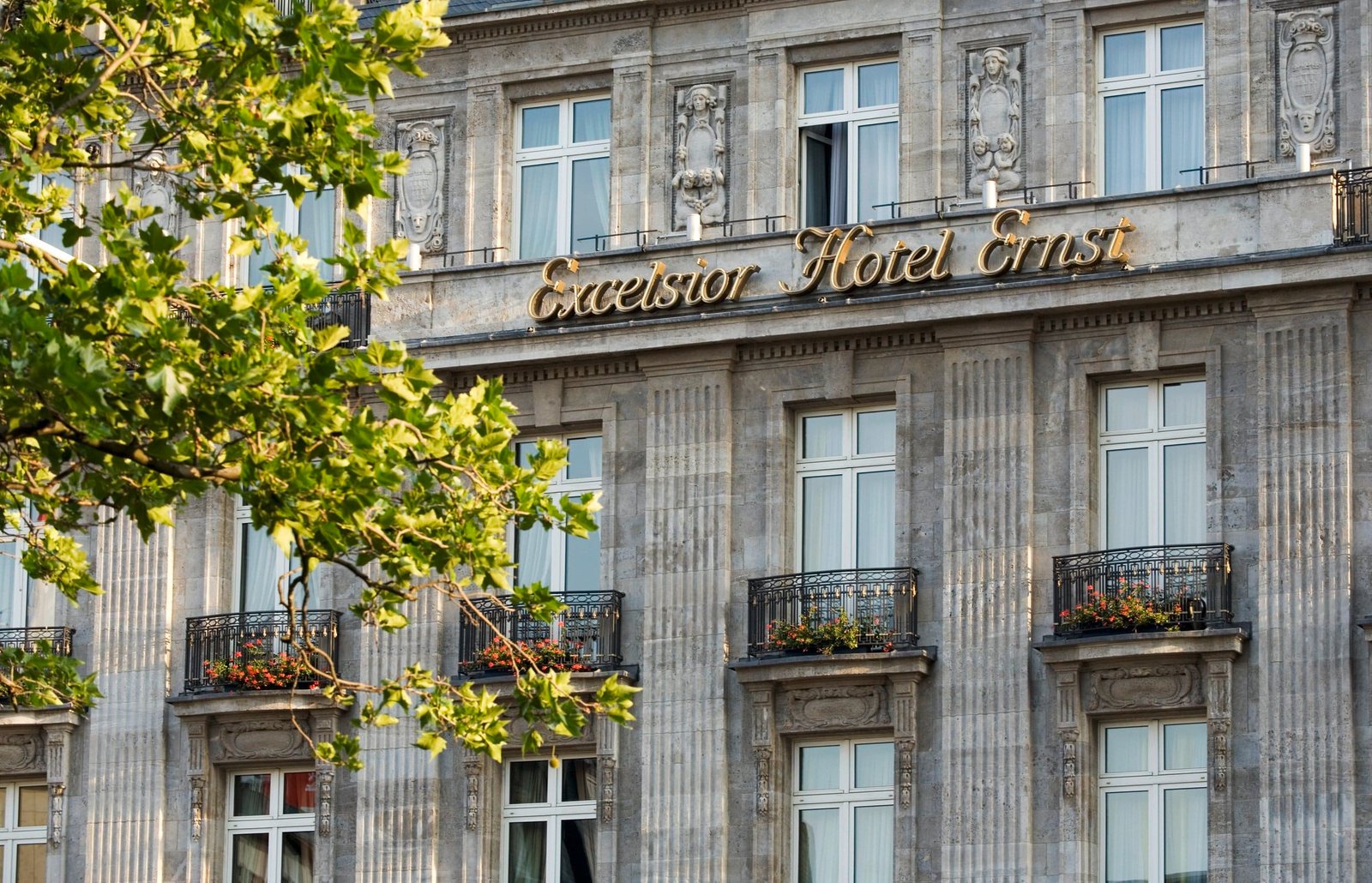 Excelsior Hotel Ernst, how it began