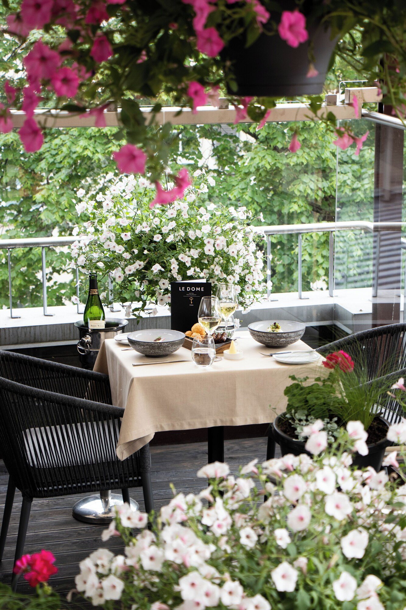 Dome Hotel, eat & drink